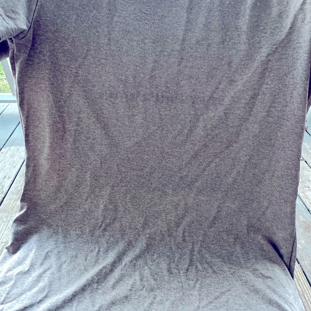 Small Under Armour women’s cut T-shirt - preowned - Picture 4 of 5